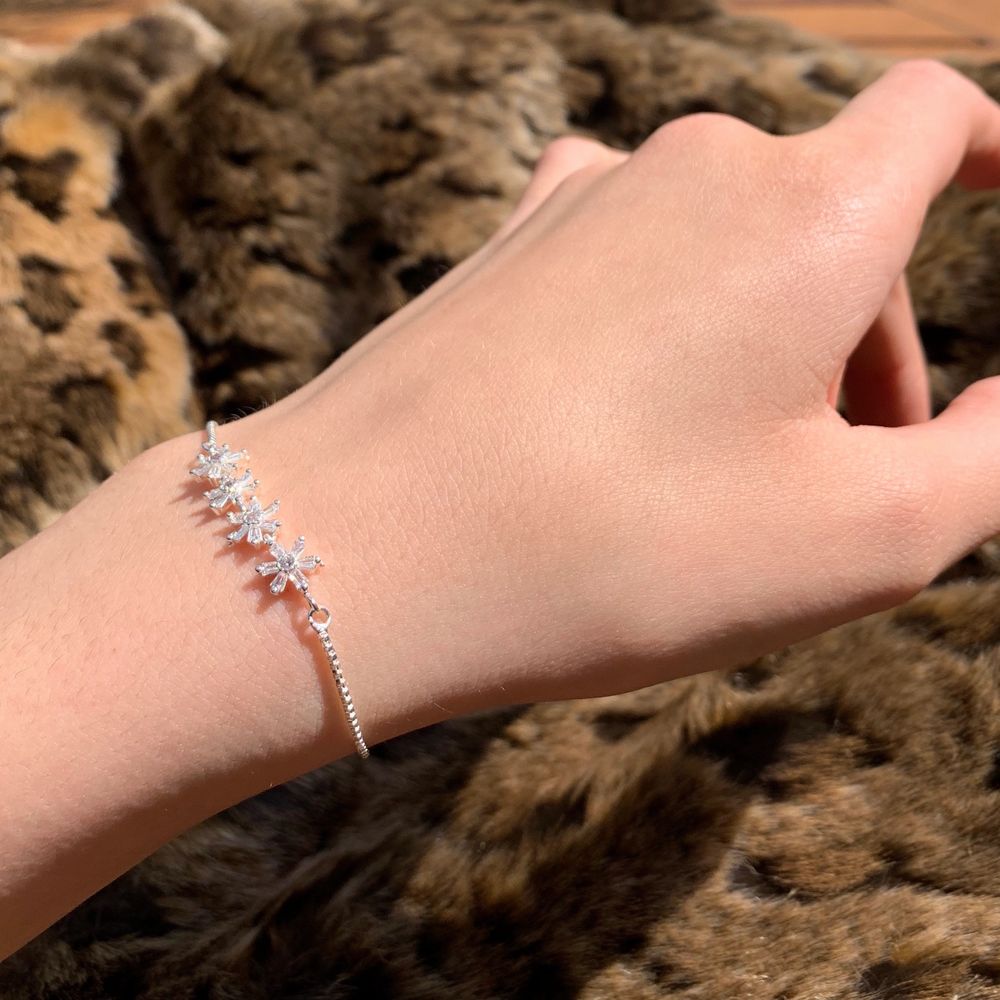 Helt oanvänt, inköpt i våras i Norge✨ Tunnt och gulligt armband med följsam kedja, och fyra små blommor i mitten! Köparen står för 11kr frakt<3 ej äkta silver! Sista bilden visar baksidan :) Kolla gärna in min sida för fler smycken💖. Accessoarer.