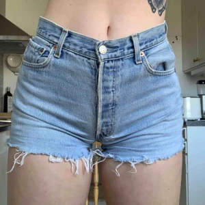 - Jeansshorts från levis i modellen 501. Kommer inte längre till användning samt är lite små. Finns ett hål på framsidan men det syns inte när dom används! Kan mötas upp i Malmö/Växjö annars tillkommer frakt🌸