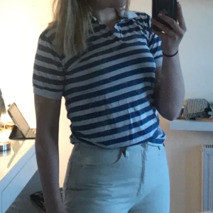 pikétröja från kappa - Superfin och skön pikétröja från kappa! Köpt på secondhand för 250kr. Väldigt bra skick för att vara välanvänd. Köparen står för frakt🌸