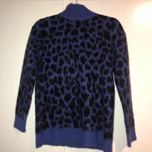 Tröja från Na-kd strl xs/s - Tröja med längs som går under rumpan (jag är 163 cm lång) storlek xs men passar även S