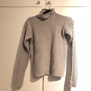 Tröja från Cubus strl xs - Tight passform. Storlek xs. Tröjan är mer åt det ljusgråa hållet i verkligheten.