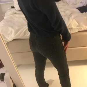 Svarta utsvängda jeans  - Säljer de trendigt lågmidjade jeansen med den perfekta bootcuten! Jag är 170 cm lång och vanligtvis en S. Hör av dig om du är intresserad av fler bilder! ⚡️💕