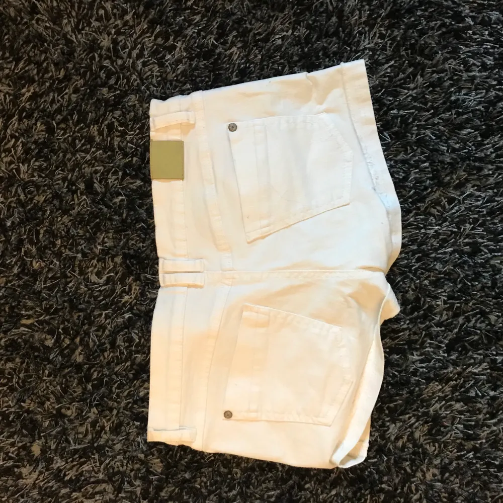 Jättesnygga korta vita Denim shorts till sommaren, storlek S🌸 Köparen står för frakten🌸. Shorts.