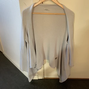 Ljusblå HunkyDory kofta - En ljusblå kofta från hunkydory, i superfint skick! Metallhakar på insidan att fästa ihop den med. Denna finns INTE att få tag på mer! Passar många olika personer, s eller m, eller liten L!