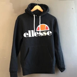 Ellesse Hoodie - Säljer min svarta ellesse hoodie som endast är testad så den är i mycket bra skick. 