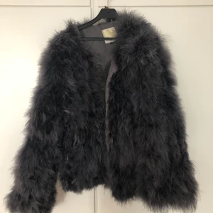  - Säljer en pälsjacka (äkta struts) från Pellobello storlek M. Välanvänd så därav sänkt pris (kostade tidigare 1000kr)