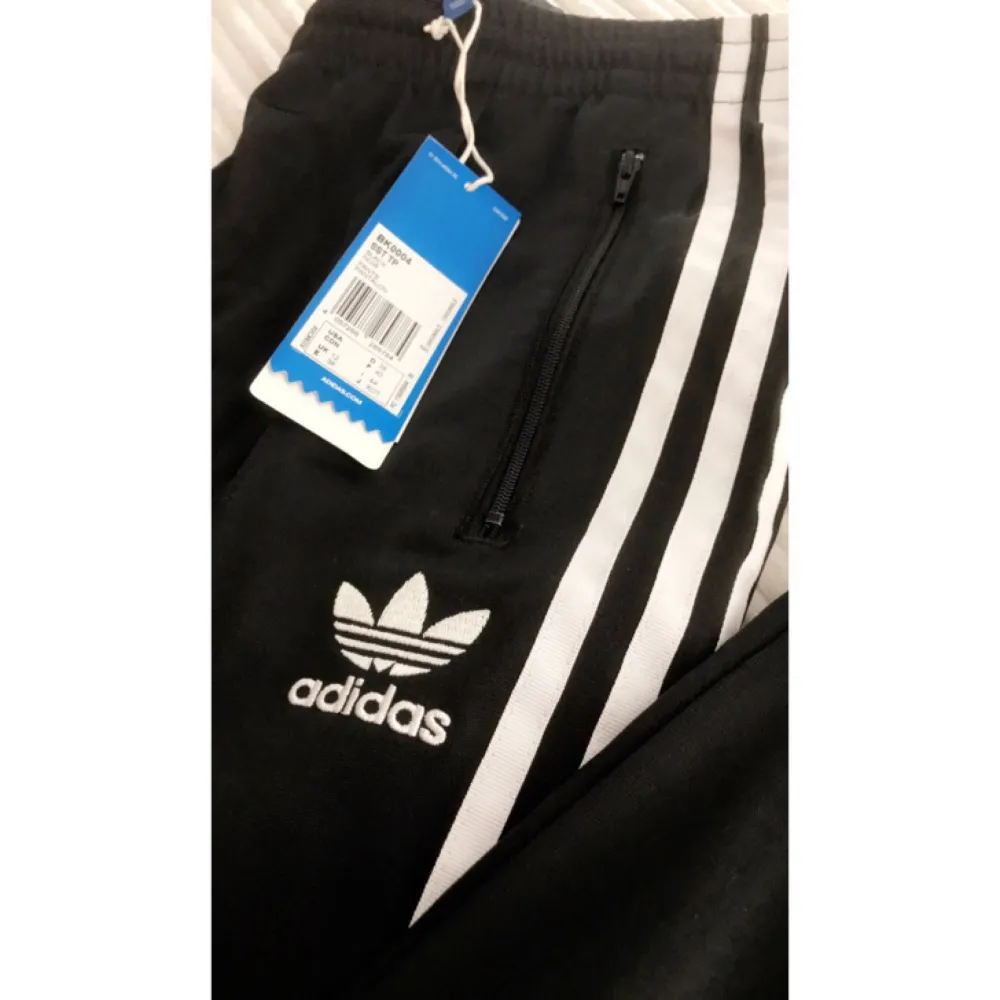 Splitternya grymt fina track pants från adidas (SST PT) med lappen kvar. Nypris 599:-   Köpare står för ev frakt. . Jeans & Byxor.