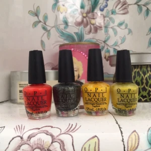  - OPI nagellack i olika färger, fyra 3,75 ml flaskor för 50 kr!