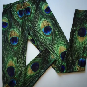  - Oanvända tights från T-shirt Store. Finns matchande sweatshirt att köpa✨ köparen står för frakt.