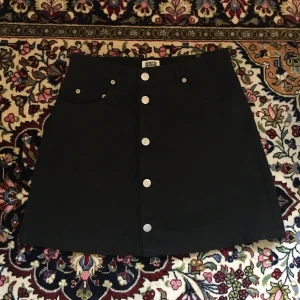  - Svart jeanskjol från Weekday! Frakt ingår i priset om vi inte kan mötas upp I Lund⭐️