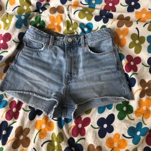  - Snygga shorts ifrån monki! Säljer dessa då de inte kommer till användning så mycket. Storlek 26. Vilket motsvarar S. Frakt ingår i priset☀️  