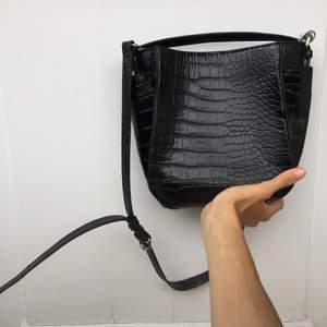 Handväska från Zara, bäst storlek inte för stor och inte för liten! du kan välja  mellan kortrem eller långrem! :)) säljes plus frakt ! 