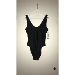  - Snygg baddräkt med urringning/öppen rygg! Aldrig använd. 