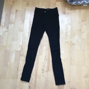  - Likadana jeans som dom i tidigare annonsen fast med hål på knäna!❤️