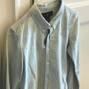  - Ralph Lauren skjorta, lite använd men inte mycket. Inget slitage. Lite kortare i modellen. 