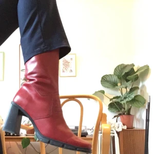  - ASSNYGGA röda klackskorna från vagabond, använda en gång så skorna är i nyskick! Frakt tillkommer om inte möte i Sthlm bestäms. 