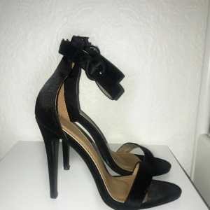  - Supersnygga svarta klackar från Boohoo, använda en gång. Jättefint skick