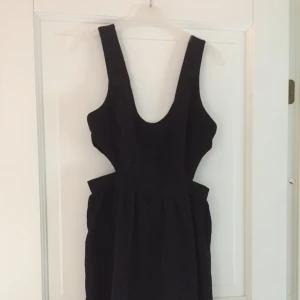  - Snygg cut-out klänning från USA 