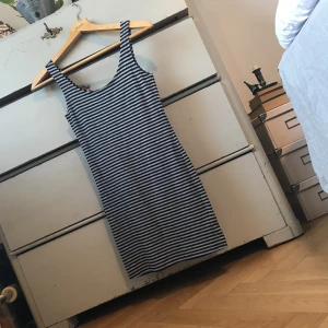  - Randig tajt klänning i bomull/viskos 🐝