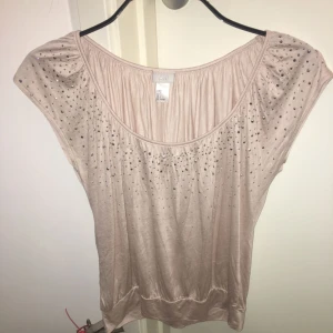  - Fin tröja med diamant liknande stenar över brösten.  