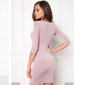  - Supersnygg klänning med smickrande öppning ovanför bysten, från BUBBLEROOM. Klänningen är tillverkad i ett mjukt och stretchigt material med lätt glans. Köpt för: 399 kr + 79 för tull. Klänningen är oanvänd med etiketten på. 