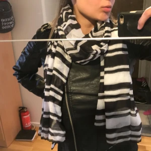  - Fin svart och vit sjal som passar till alla säsonger, köpt för 149 kr.