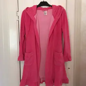En rosa morgonrock från H&M i storlek S som bara är använd ett par gånger, så den är i väldigt fint skick. Priset kan diskuteras och fraktkostnad tillkommer.