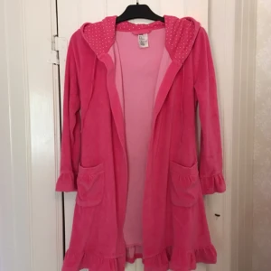  - En rosa morgonrock från H&M i storlek S som bara är använd ett par gånger, så den är i väldigt fint skick. Priset kan diskuteras och fraktkostnad tillkommer.