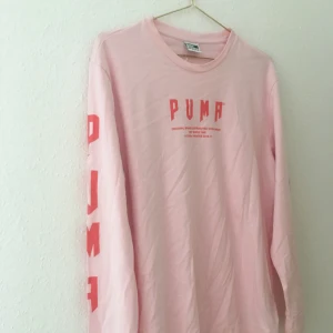  - Tunn sweatshirt från Puma. Strl XS men väldigt oversized (som en L). Oanvänd. 