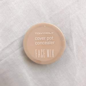 Ljus Beige concealer från sydkoreanska märket TONYMOLY. Fungerar bra för att täcka mörka ringar under ögonen då den har en något gul ton. Säljer då jag har ett extra exemplar.   OÖPPNAD - Swatchen är från min öppnade burk!   Frakt på 39kr tillkommer. 