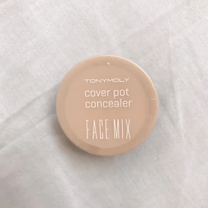  - Ljus Beige concealer från sydkoreanska märket TONYMOLY. Fungerar bra för att täcka mörka ringar under ögonen då den har en något gul ton. Säljer då jag har ett extra exemplar.   OÖPPNAD - Swatchen är från min öppnade burk!   Frakt på 39kr tillkommer. 