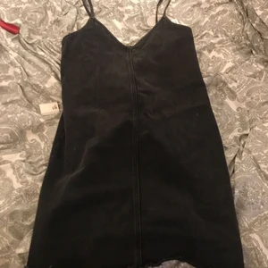  - Superfin svart jeansklänning fr monki . Man får nt me bandet