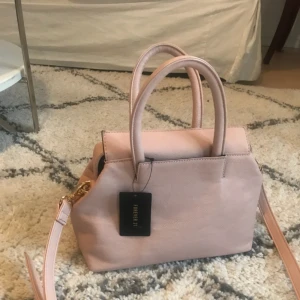 - Forever 21 crossbody Väska. Lätt och behändig som funkar för alla tillfällen. Köparen står för önskad fraktkostnad  
