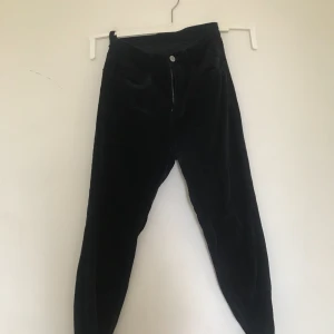  - Mörkblåa Manchester byxor från Brady Melville. Använda två gånger. Höga i midjan :) 