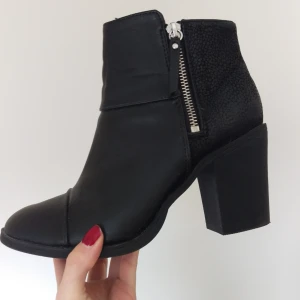  - Ankelboots från h&m. Säljes då de inte används. Frakt 50:-