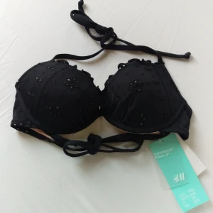  - Bikiniöverdel med push-up, storlek 70B. Tags kvar, aldrig använd. Frakt 20:-