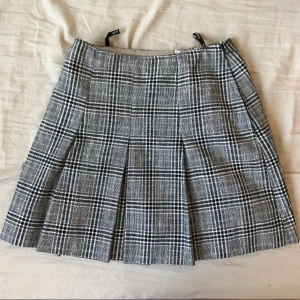  - Vintage rutig kjol. Står att den är strl 40 men jag tycker att den passar som en 36. 