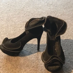  - Unika skor till galamiddagen eller till vardags.  Gjorda i mocca med blixtlåsvolanger på. 