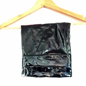  - Svin snygg metallic/lacksvart kjol med dragkedja framtill! 