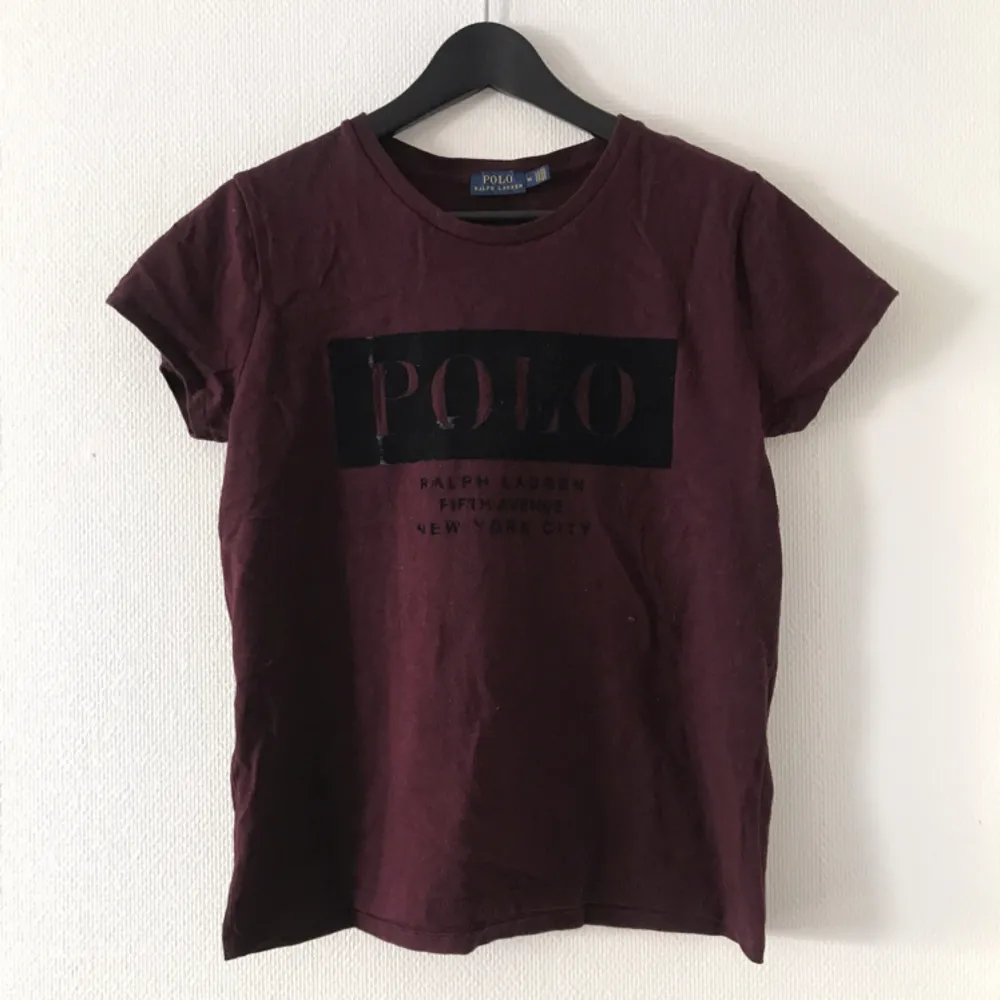 Äkta Polo Ralph Lauren vinröd tröja med mocka logo. Använd endast en gång. Frakt 15kr❤️. T-shirts.