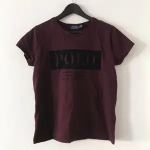 Äkta Polo Ralph Lauren vinröd tröja med mocka logo. Använd endast en gång. Frakt 15kr❤️