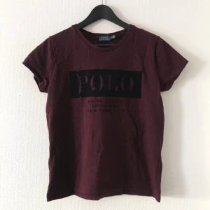  - Äkta Polo Ralph Lauren vinröd tröja med mocka logo. Använd endast en gång. Frakt 15kr❤️