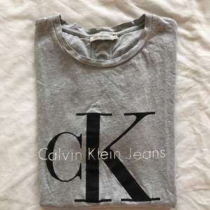 Calvin Klein tröja köpt på Urban Outfitters i London för 45£. Knappt använd, mest legat i garderoben. Skriv för frågor eller bilder💞 