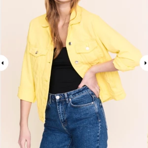  - Säljer en helt ny jeansjacka från Gina tricot! Då färgen ej passade mig... ☀️