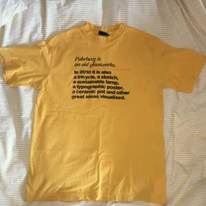 gul tröja med text & högre krage, köpt på secondhand. köparen står för frakt 