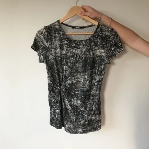  - Svartvit T-shirt med knut i midjan, använd fåtal gånger! 