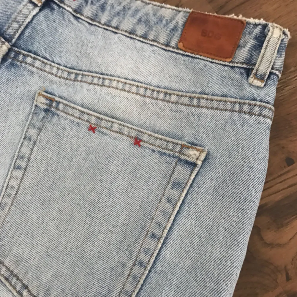 Mom jeans från urbanoutfitters. Strl 32 i midjan och avklippta nertill.. Jeans & Byxor.