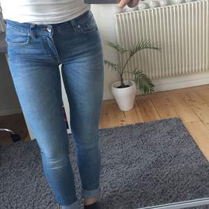 Jättefina jeans från Tiger som endast är använda ett fåtal gånger, mycket bra skick. Betalning sker via Swish och köparen står för frakten. Skickas direkt efter att betalning skett. 