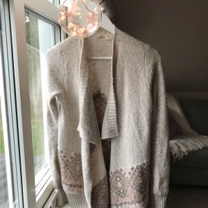  - Säljer denna fina stickade kofta från Hollister i storlek XS. Den är beige med ljusrosa detalj nertill, använd men i bra skick. Köptes för 649kr men säljer för endast 100kr (köparen står för frakt) 😀