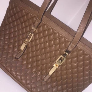  - Rensar just nu mina väskor och försöker göra mig av med så mycket som möjligt hur fina de än är. Kan mötas upp nästan överallt i Stockholm Kan tänka mig att gå ner i pris vid snabb affär.